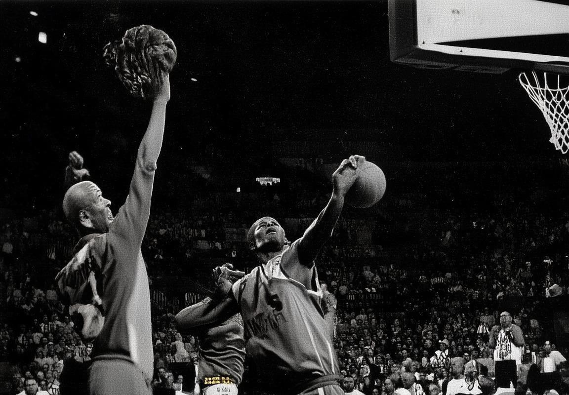 火箭击败勇士：哈登核心火力助火箭锁定胜局(图2)